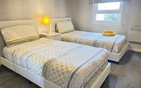 Paisley Central Apartment #3